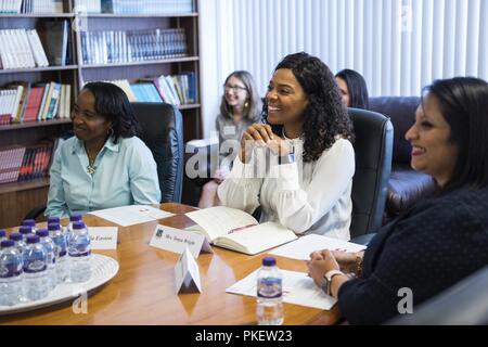 Tonya Wright, coniuge di Capo Comandante Sergente della Air Force Kaleth O. Wright, ascolta durante una presentazione presso la cappella di base, e il Agosto 1, 2018 at Royal Air Force Lakenheath, Inghilterra. In tutta la sua immersione tour, Wright discusso questioni militari impattante famiglie e il sostegno che RAF Lakenheath fornisce attraverso il suo partenariato con la Croce Rossa di associazione. Foto Stock