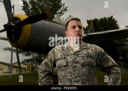 La sanità pubblica artigiano Linsenbigler Giacobbe, assegnato all'171st Air Refuelling Wing Medical Group, posa per una foto in alta velocità fotografia di sincronizzazione, 1 agosto 2018 vicino a Pittsburgh. Foto Stock