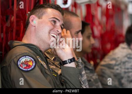 Cadet Logan Lafferty, West Virginia University distacco 915, regola la sua protezione per le orecchie mentre si è in attesa all'interno di un HC-130J contro il re II durante le operazioni Air Force 2018, luglio 26, 2018 a Moody Air Force Base, Ga. Lafferty detto vedendo i battenti attività accresciuta la sua lunga vita di aspirazione essendo un A-10C Thunderbolt II pilota. Dal 2 giugno-agosto 1, tre gruppi di cadetti provenienti da tutta la nazione ha partecipato al programma annuale che ha dato loro la possibilità di vedere il funzionamento Air Force ha la missione e lo stile di vita prima di scegliere una carriera come funzionario. Foto Stock