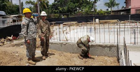 New York Esercito Nazionale soldati di guardia assegnato all'Ingegnere 204th battaglione lavorando su un alloggiamento nel progetto di costruzione Calle Carme, Puerto Rico sulla luglio 31, 2018. Quaranta-cinque soldati dall'ingegnere 204th battaglione distribuito a Puerto Rico il 28 luglio per assistere la ricostruzione di abitazioni e altre strutture come parte del Dipartimento della Difesa prontezza innovativo programma di formazione. Foto Stock