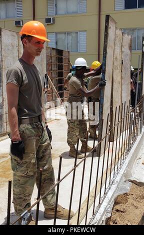 New York Esercito Nazionale soldati di guardia assegnato all'Ingegnere 204th battaglione lavorando su un alloggiamento nel progetto di costruzione Calle Carme, Puerto Rico sulla luglio 31, 2018. Quaranta-cinque soldati dall'ingegnere 204th battaglione distribuito a Puerto Rico il 28 luglio per assistere la ricostruzione di abitazioni e altre strutture come parte del Dipartimento della Difesa prontezza innovativo programma di formazione. Foto Stock