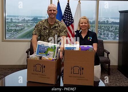 Difesa del centro di approvvigionamento di Columbus e difesa Agenzia logistici terrestri e marittimi della marina militare Comandante Adm posteriore. John T. Palmer e Brenda Minnema dal popolo e cultura direzione kick-off il 2018 Feds Feed Famiglie con i primi contributi. Foto Stock