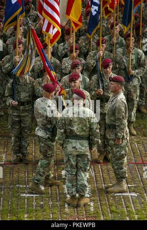 Il Mag. Gen. Erik Kurilla (a destra), l'ottantaduesima Airborne Division comandante uscente, lasciò il comando del 'tutti americani" divisione per il Mag. Gen. James Mingus (sinistra), l'ottantaduesima Airborne Division commander in entrata, durante un cambio del comando cerimonia al campo di luccio su Fort Bragg, Carolina del Nord 2 agosto 2018. Kurilla continuerà a servire l'esercito al Regno ha dichiarato il comando centrale, ma sarà sempre un paracadutista della divisione. Foto Stock