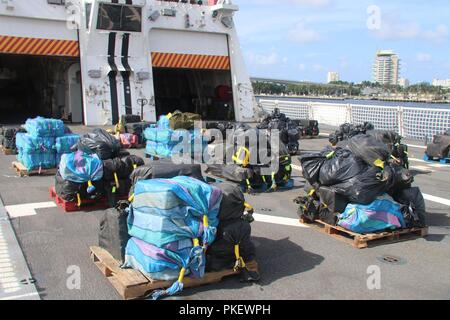 Una stima di 12.500 libbre di cocaina e 50 libbre di marijuana giacciono su pallet a bordo del guardacoste Hamilton il Agosto 1, 2018 in Port Everglades. I farmaci sono stati sequestrati durante l'interdizione di cinque sospetti di contrabbando delle navi e il recupero di due balle flottante campi che si trovano al largo delle coste del Messico, America Centrale e Sud America dalla Coast Guard Cutters Hamilton (WMSL-753), Alert (WMEC-630), e Venturous (WMEC-625). Foto Stock