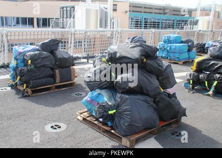 Una stima di 12.500 libbre di cocaina e 50 libbre di marijuana giacciono su pallet a bordo del guardacoste Hamilton il Agosto 1, 2018 in Port Everglades. I farmaci sono stati sequestrati durante l'interdizione di cinque sospetti di contrabbando delle navi e il recupero di due balle flottante campi che si trovano al largo delle coste del Messico, America Centrale e Sud America dalla Coast Guard Cutters Hamilton (WMSL-753), Alert (WMEC-630), e Venturous (WMEC-625). Foto Stock