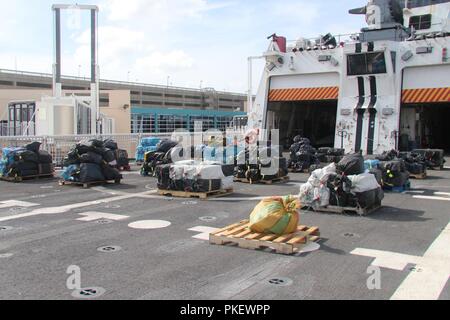 Una stima di 12.500 libbre di cocaina e 50 libbre di marijuana giacciono su pallet a bordo del guardacoste Hamilton il Agosto 1, 2018 in Port Everglades. I farmaci sono stati sequestrati durante l'interdizione di cinque sospetti di contrabbando delle navi e il recupero di due balle flottante campi che si trovano al largo delle coste del Messico, America Centrale e Sud America dalla Coast Guard Cutters Hamilton (WMSL-753), Alert (WMEC-630), e Venturous (WMEC-625). Foto Stock