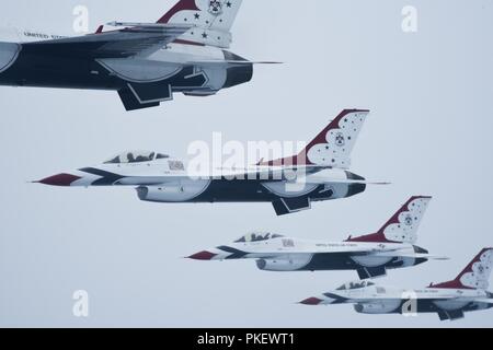 Quattro F-16 Flying Falcon Thunderbirds volare in formazione Luglio 30, 2018 nel cielo orientale degli Stati Uniti Uno di Thunderbird per obiettivi è per il supporto di Air Force di recruiting e di programmi di conservazione. Foto Stock