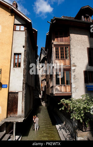 La Vers La Rue Filaterie street a Annecy, capitale del dipartimento dell'Alta Savoia (Francia, 22/06/2010) Foto Stock