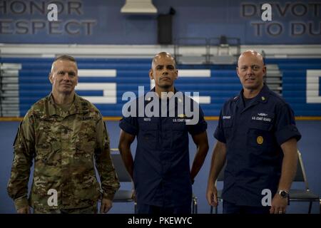 Sgt. Il Mag. John Troxell, i soldati senior advisor per il presidente del Comune di capi di Stato Maggiore, ha visitato Coast Guard Training Center Cape May lungo con Master Chief Petty Officer Jason Vanderhaden, il master chief petty officer della Coast Guard, 2 agosto 2018. Foto Stock