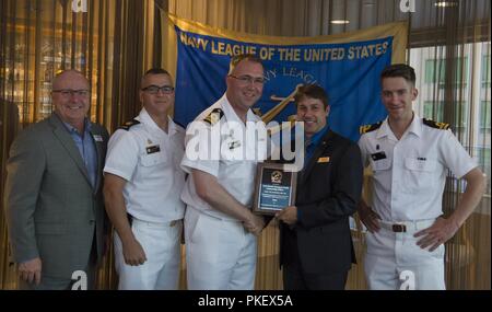 SEATTLE (Agosto 1, 2018) Seattle Navy League Presidente Jeff Davis presenta una placca di apprezzamento di Lt. La Cmdr. Donald Thomson-Greiff, comandante della Canadian Kingston-classe di difesa costiera nave HMCS Yellowknife (MM 706), per partecipare alla sessantanovesima Seafair annuale Settimana della flotta durante la Seattle Navy League Cena di benvenuto presso il World Trade Center nel centro di Seattle. Seafair Settimana della flotta è una celebrazione annuale del mare servizi in cui i marinai, Marines e Guardia Costiera di membri da visitare U.S. La marina e la Guardia costiera navi e navi da Canada rendono la città una porta di chiamata. Foto Stock