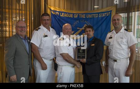 SEATTLE (1 agosto 2018) Seattle Navy League Presidente Jeff Davis presenta una placca di apprezzamento di Lt. La Cmdr. Jeff Chura, comandante della Canadian Kingston-class di difesa costiera HMCS nave Whitehorse (MM 705), per partecipare alla sessantanovesima Seafair annuale Settimana della flotta durante la Seattle Navy League Cena di benvenuto presso il World Trade Center nel centro di Seattle. Seafair Settimana della flotta è una celebrazione annuale del mare servizi in cui i marinai, Marines e Guardia Costiera di membri da visitare U.S. La marina e la Guardia costiera navi e navi da Canada rendono la città una porta di chiamata. Foto Stock