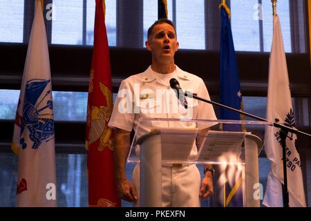 SEATTLE (2 agosto 2018) Chief Musician Evan Vis, assegnato alla banda della marina a nord-ovest, canta l'Inno Nazionale al Seattle Seafair Air Show Reception tenuto presso l'Aquarium di Seattle durante la sessantanovesima Seafair annuale Settimana della flotta. Seafair Settimana della flotta è una celebrazione annuale del mare servizi in cui i marinai, Marines e Guardia Costiera di membri da visitare U.S. La marina e la Guardia costiera navi e navi da Canada rendono la città una porta di chiamata. Foto Stock