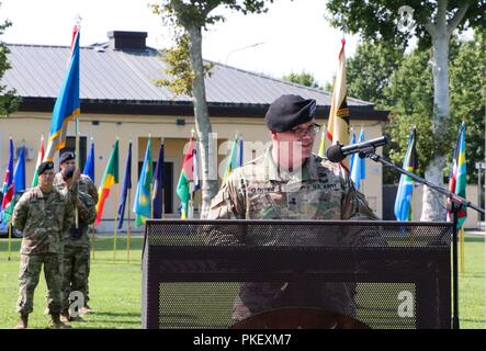 Stati Uniti Army Africa Comandante Generale Il Mag. Gen. Roger L. Cloutier Jr. offre il suo commento al cambiamento USARAF del comando cerimonia tenutasi alla Caserma Ederle a Vicenza, Italia, 2 agosto 2018. Foto Stock