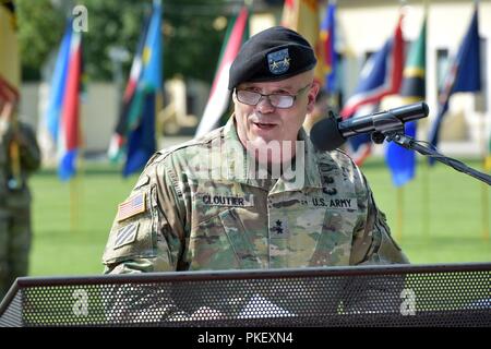 Il Mag. Gen. Roger L. Cloutier, comandante in arrivo di U.S. Army Africa, fornisce osservazioni durante gli Stati Uniti Esercito Africa-Southern Task Force europea Modifica del comando cerimonia alla Caserma Carlo Ederle a Vicenza, Italia, Agosto 2, 2018. Foto Stock