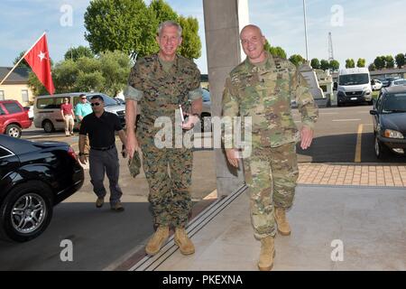 Stati Uniti Esercito il Mag. Gen. Roger L. Cloutier (a destra), comandante della U.S. Army Africa, accoglie U.S. Marine Corps, Gen. Thomas D. Waldhauser, Comandante della U.S. Africa il comando durante una recente visita alla Caserma Ederle, Vicenza, Italia Il Agosto 3, 2018. ( Foto Stock