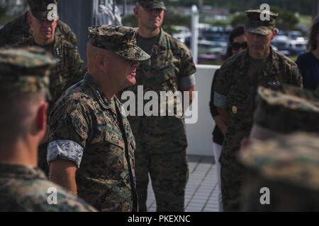 Il comandante del Marine Corps gen. Robert B. Neller parla durante il tenente Gen. Eric M. Smith della cerimonia di promozione su Camp Foster, Okinawa, in Giappone, 2 agosto 2018. Smith è stato promosso al tenente generale e nominato come il III Marine forza expeditionary comandante generale. Foto Stock