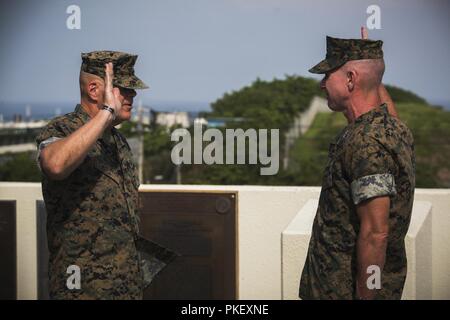 Il comandante del Marine Corps gen. Robert B. Neller (sinistra) promuove Lt. Gen. Eric M. Smith (a destra) durante una cerimonia tenutasi il Camp Foster, Okinawa, in Giappone, 2 agosto 2018. Smith è stato promosso al tenente generale e nominato come il III Marine forza expeditionary comandante generale. Foto Stock