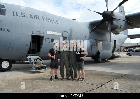 Kevin Klein e Sara Heesen, American guerrieri ninja, sono stati informati in merito alla missione di uragano e girato un WC-130J della 53 Meteo squadrone di ricognizione, 403ala, durante il guerriero alfa tour presso Keesler Air Force Base, Mississippi il Agosto 2, 2018. Alfa guerriero, costruito intorno ad un unico apparato, sfide aviatori come affrontare i vari ostacoli o stazioni. Questo programma è stato progettato per migliorare la fitness training aiutando gli avieri costruire e mantenere la resilienza, mentre a casa o distribuito. Foto Stock