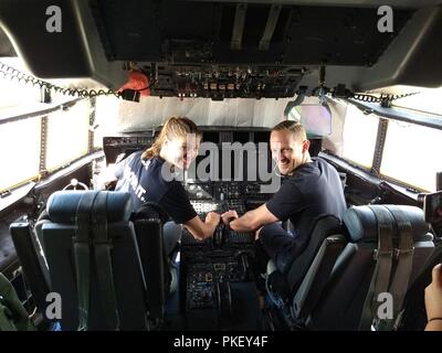 Kevin Klein e Sara Heesen, American guerrieri ninja, sono stati informati in merito alla missione di uragano e girato un WC-130J della 53 Meteo squadrone di ricognizione, 403ala, durante il guerriero alfa tour presso Keesler Air Force Base, Mississippi il Agosto 2, 2018. Alfa guerriero, costruito intorno ad un unico apparato, sfide aviatori come affrontare i vari ostacoli o stazioni. Questo programma è stato progettato per migliorare la fitness training aiutando gli avieri costruire e mantenere la resilienza, mentre a casa o distribuito. Foto Stock