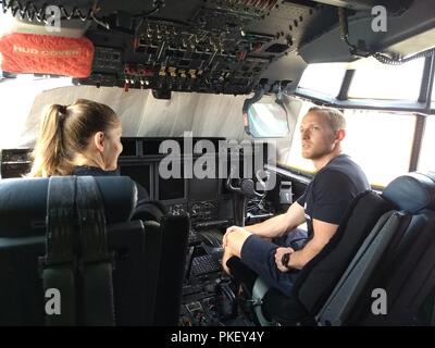 Kevin Klein e Sara Heesen, American guerrieri ninja, sono stati informati in merito alla missione di uragano e girato un WC-130J della 53 Meteo squadrone di ricognizione, 403ala, durante il guerriero alfa tour presso Keesler Air Force Base, Mississippi il Agosto 2, 2018. Alfa guerriero, costruito intorno ad un unico apparato, sfide aviatori come affrontare i vari ostacoli o stazioni. Questo programma è stato progettato per migliorare la fitness training aiutando gli avieri costruire e mantenere la resilienza, mentre a casa o distribuito. Foto Stock