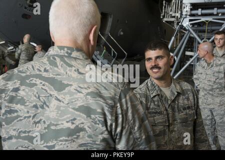 Lt. Gen. Scott L. Riso, direttore della Air National Guard, saluta Tech. Sgt. Craig Hernandez, un capo equipaggio assegnati per il 105° Airlift Wing, a Stewart Air National Guard Base, Newburgh, New York il Agosto 3, 2018. Il riso ha girato l'ala strutture e parlava con gli avieri. Foto Stock