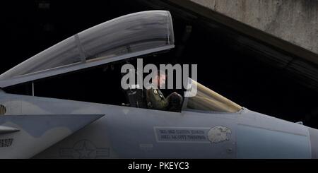 Un pilota assegnato all'493rd Expeditionary Fighter Squadron rimuove il suo casco in un F-15C Eagle a Keflavik Base aerea, Islanda, 30 luglio 2018. Pur fornendo infrastrutture critiche e supporto, l Islanda ha guardato ai suoi alleati della NATO per fornire la sorveglianza aerea e le capacità di intercettazione per soddisfare il suo tempo di pace ha bisogno di preparazione dal 2008. Foto Stock