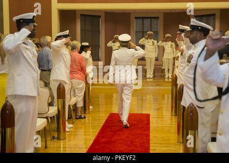 Stati Uniti Navy Adm posteriore. Anne Swap, commander, Navy Medicina Orientale, passeggiate lungo il corridoio durante la Naval Medical Center di Camp Lejeune modifica del comando presso il Padiglione Marston in Marine Corps base Camp Lejeune, N.C., 2 agosto 2018. La modifica del comando formalmente trasferita autorità e responsabilità di NMCCL da Capt. James L. Hancock al cap. Jeffrey W. Timby. Foto Stock