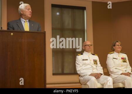 George Lanvermeier, dà un brindisi alla bandiera durante la Naval Medical Center di Camp Lejeune modifica del comando presso il Padiglione Marston in Marine Corps base Camp Lejeune, N.C., 2 agosto 2018. La modifica del comando formalmente trasferita autorità e responsabilità di NMCCL da Capt. James L. Hancock al cap. Jeffrey W. Timby. Foto Stock