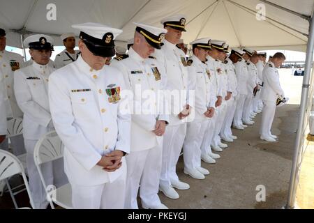 NORFOLK, Virginia (Agosto 3, 2018) velisti assegnati al comandante, Submarine Force Atlantic bow le loro teste duruing durante il sommergibile di forzare il cambiamento di cerimonia di comando mentre la benedizione è offerto a bordo della Virginia-class attack submarine USS Washington (SSN 787) in Norfolk, Virginia Vice Adm. Charles A. Richard alleviato Tofalo come comandante delle forze sottomarine. Foto Stock