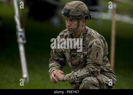 Un U.S. Paracadutista esercito pratiche Airborne sostenuta durante la formazione Leapfest 2018 presso l'Università di Rhode Island a ovest di Kingston, R.I., e il Agosto 1, 2018. Leapfest è il più grande e il più lungo in piedi, international static line parachute evento di formazione e competizione ospitata dalla 56th squadrone comando, Rhode Island Esercito Nazionale Guardia a promuovere tecniche di alto livello e formazione esprit de corps entro il International Airborne comunità. Oltre 300 i paracadutisti da nove diversi paesi partecipano quest'anno. Foto Stock