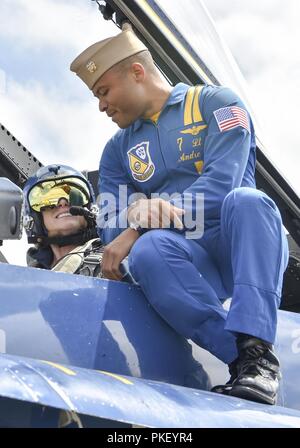 SEATTLE (1 agosto 2018) Blue Angels narratore e #7 pilota, Lt. Andre Webb, colloqui con il sindaco di Seattle, Jenny Durkan, prima del suo volo di orientamento in un Blue Angels F/A-18 Hornet. Il Blue Angels svolgono durante il Seattle Seafair Festival e sono programmati per eseguire più di 60 dimostrazioni di più di 30 sedi negli Stati Uniti e in Canada nel 2018. Foto Stock