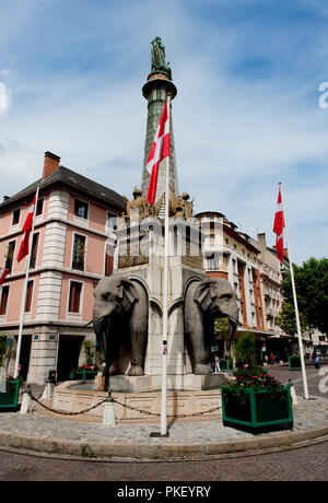 La fontana di elefanti in Chambéry, nel dipartimento della Savoia (Francia, 14/06/2010) Foto Stock