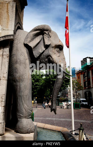 La fontana di elefanti in Chambéry, nel dipartimento della Savoia (Francia, 14/06/2010) Foto Stock