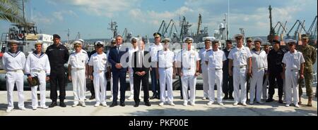 VARNA, Bulgaria - Laureati di una recente Patrol Craft Officer - corso costiere mobile training team pongono iterazione CON GLI STATI UNITI Ambasciatore Eric Rubin (centro), bulgaro comandante navale Adm posteriore. Mikto Petev (centro destra) e NAVSCIATTS Comandante CDR. Giovanni Verde a strutture navali di Varna in Bulgaria. La formazione di due settimane l'impegno utilizzato prima NAVSCIATTS laureati provenienti dalla Bulgaria come istruttore cadre a sostegno del Centro internazionale per la formazione del Mare Nero iniziativa. NAVSCIATTS, situato presso la Stennis Space Center in Mississippi, è una cooperazione in materia di sicurezza operativa schoolhouse Foto Stock