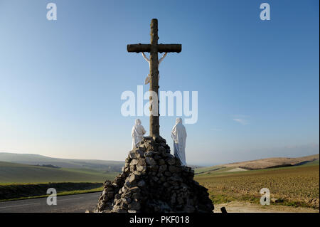 Vista panoramica sui campi dalla sommità di Le bout d'en Haut, vicino Escalles e Cap Blanc Nez, sulla Côte d'Opale, nel Pas-de-Calais départeme Foto Stock