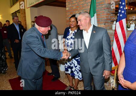 Il comando Sgt. Il Mag. Geremia E. Inman, U.S. Army Africa arruolati senior leader, accoglie con favore il sig. Guido Barbierato, Presidente della Associazione paracadutisti di Vicenza durante un recente USARAF relazioni comunitarie (COMREL) evento a Corte di Casale, Vicenza, Italia 2 agosto 2018. ( Foto Stock