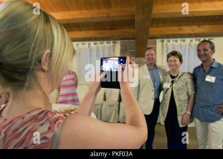 La sig.ra Angela Balbo, nazione ospitante Advisor Executive Assistant (interprete/traduttore), scatta una fotografia di USAG Italia Garrison Commander Col. Erik M. Berdy, Dott.ssa Tiziana Sagazio, San Bortolo Hospital, e Vicenza Italia Comandante di base Col. Umberto D'Andria, durante un recente USARAF relazioni comunitarie (COMREL) evento a Corte di Casale, Vicenza, Italia 2 agosto 2018. ( Foto Stock