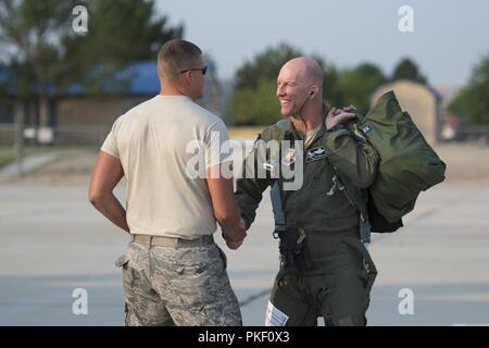 Col. Tim Donnellan, 124Fighter Wing Commander, saluta Airman 1. Classe Nick Whipple, un capo equipaggio con 124Manutenzione aeromobili squadrone, prima di arrampicata in un A-10 Thunderbolt II in campo Gowen Boise, Idaho 2 agosto 2018. Equipaggio dedicata chiefs garantire loro aeromobili è pronto a volare davanti al pilota di passaggi per l'aeromobile. Foto Stock