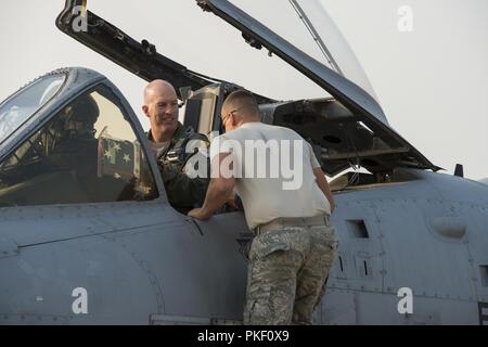 Col. Tim Donnellan, 124Fighter Wing Commander, colloqui con Airman 1. Classe Nick Whipple, un capo equipaggio con 124Manutenzione aeromobili squadrone, durante la preparazione per il suo taxi A-10 Thunderbolt II in campo Gowen Boise, Idaho 2 agosto 2018. Equipaggio dedicata chiefs garantire i loro aerei sono pronto a volare in entrambi i combattimenti e missioni di addestramento. Foto Stock