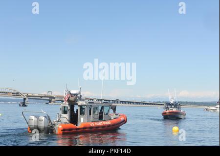 La guardia costiera della barca equipaggi a bordo di un 25-piede Boat-Small di risposta e un 29-piede Boat-Small risposta II otterrà in corso dopo alleviamento al personale del turno del mattino come parte delle operazioni sul lago Washington durante la sessantanovesima Seafair annuale Festival Weekend a Seattle, e il Agosto 4, 2018. Coast Guard membri provenienti da varie unità tra stato, nonché Coast Guard organi ausiliari da numerose flottiglie in tutto il distretto, hanno lavorato insieme per il supporto di operazioni di missione in tutto il festival weekend. Stati Uniti Coast Guard Foto Stock