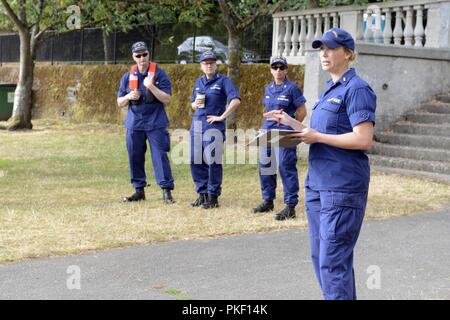 Il tenente j.g. Lindsey Neumann, dalla Coast Guard Settore Puget Sound, conduce una breve prima di mattina operazioni sul lago Washington durante la sessantanovesima Seafair annuale Festival Weekend a Seattle, e il Agosto 4, 2018. Coast Guard active duty, la riserva e gli equipaggi ausiliari ha lavorato al fianco di agenzia locale partner e staff Seafair per imporre una zona di sicurezza come parte degli sforzi per garantire la sicurezza dei cittadini durante la partecipazione a eventi del festival. Stati Uniti Coast Guard Foto Stock