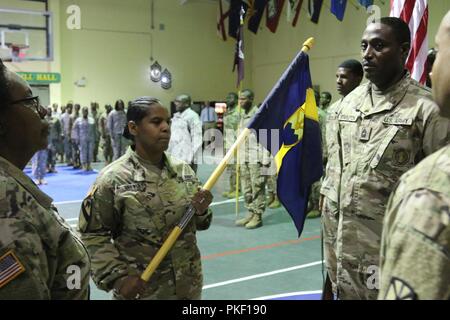 Il Mag. Nina Clarke-Brewley trattiene il 104th truppa del comando guidon dopo la ricezione da Briga. Gen. Deborah Howell, l aiutante generale durante un cambio del comando cerimonia di premiazione che si terrà a Lt. Col. Lionel A. Jackson Armory, e il agosto 4. Clarke-Brewley è in arrivo il comandante del battaglione della truppa 104th comando. Foto Stock