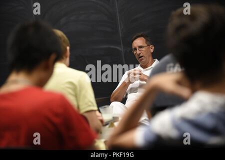 PITTSBURGH, Pa. (Agosto 3, 2018) posteriori Adm. David Hahn, capo del Naval Research, risponde con alta scuola gli studenti che frequentano l'Accademia estiva per la matematica e la scienza presso la Carnegie Mellon University (CMU). Hahn era alla CMU per l'intelligenza artificiale (AI) e l'autonomia per la fornitura di assistenza umanitaria e di soccorso in caso di catastrofe (HADR) workshop, co-ospitato dall'Ufficio di ricerca navale e CMU. Il workshop riunisce una comunità del mondo accademico, dell'industria, il governo e le parti interessate con un pool diversificato dei primi responder al fine di accelerare la sperimentazione, fielding e la scala della nuova IA e auto Foto Stock