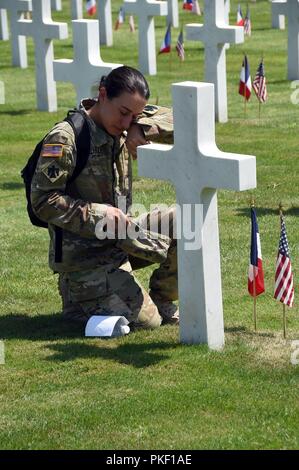 Il personale Sgt. Ashley Delisle, Oklahoma, l esercito nazionale dello Stato di guardia awards manager, salviettine lacrime dal suo viso dopo aver scoperto il luogo del riposo finale del suo prozio, Pvt. 1. Classe Anton J. Reida, all'Oise-Aisne Cimitero Americano, Fere-En-Tardenois, Francia, 27 luglio. Reida fu ucciso durante la guerra sul campo di battaglia di Aisne-Marne, Sett. 1, 1918. Soldati provenienti da unità che comprendeva la XLII divisione durante la prima guerra mondiale ha partecipato alla seconda fase di un anno di WWI commemorazione centenaria in tutta la Francia settentrionale da luglio 24 - 29. Foto Stock