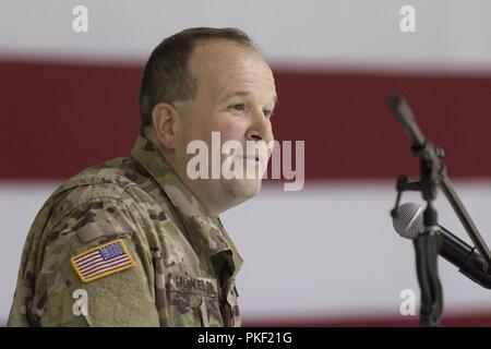 Col. Peter Mondelli, 297sostegno regionale comandante del gruppo, parla delle conquiste del segnale 297Società nel corso di una unità cerimonia di disattivazione il Agosto 5, 2018 in Alaska National Guard Armory su base comune Elmendorf-Richardson. Foto Stock