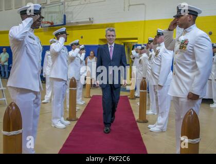 Supporto navale attività SOUDA BAY, Grecia (3 agosto 2018) DEGLI STATI UNITI Ambasciatore di Grecia, Geoffrey R. Pyatt, è "rediretto a bordo" attraverso il lato boys durante un cambio del comando cerimonia di premiazione che si terrà a bordo dell'installazione. Durante la cerimonia il cap. Ryan T. Tewell alleviato Capt. Brad J. Collins come comandante, Navale attività di supporto Souda Bay, Grecia. Foto Stock