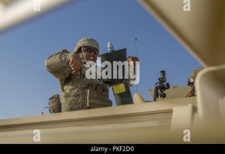 Stati Uniti Esercito Pvt. Donald Baker, un fuoco indiretto fantassin assegnato alla società di sede, 1° Battaglione, 155Reggimento di Fanteria, 155Armored Brigade Combat Team, Mississippi Esercito Nazionale Guardia, conduce un mortaio live fire esercitazione in un campo vicino a Camp Buehring, Kuwait, il 5 agosto 2018. Foto Stock