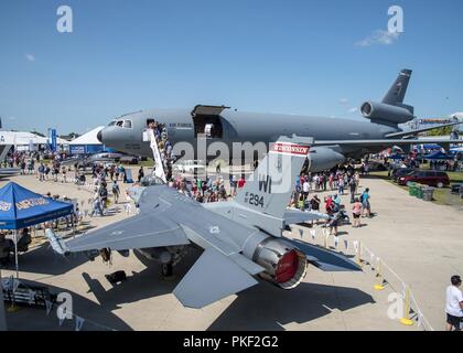 Un F-16 Fighting Falcon, con la 115Fighter Wing e una KC-10 Extender, da Travis Air Force Base in California, sedersi a EAA AirVenture Boeing Plaza di Oshkosh, Wisconsin Luglio 28, 2018 per le persone a vedere. AirVenture è una delle più grandi celebrazioni dell'aviazione nel mondo che ospitano più di 500.000 gli appassionati di aviazione da 80 paesi. Foto Stock