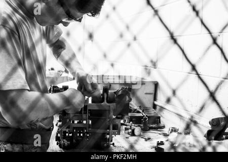 Stati Uniti Air Force Senior Airman J.T. Owen, ventesimo attrezzature squadrone manutenzione manutenzione degli armamenti membri del team, assembla un M61A1 Vulcan di 20 mm cannone rotante unità di accesso presso Shaw Air Force Base, S.C., 2 agosto 2018. L'unità fornisce il ventesimo Fighter Wing di F-16CM Fighting Falcon arma interfaccia con un mezzo per accettare la munizione e consente una facile installazione. Foto Stock