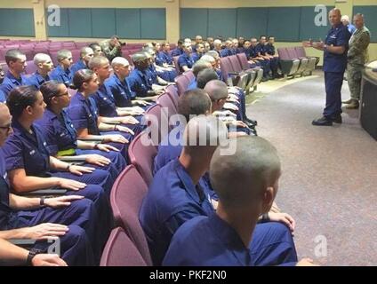 Coast Guard Master Chief Petty Officer della Coast Guard Jason Vanderhaden colloqui per la Guardia Costiera reclute da società Golf 196 in Cape May, NJ, giovedì 2 agosto 2018. Il Coast Guard Training Center Capo della missione è quella di trasformare le reclute di oggi in Costa Guardie di domani mentre offrendo la missione il supporto ai nostri comandi del locatario. Coast Guard Foto Stock